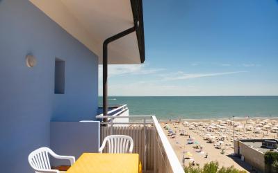  Camera Matrimoniale con Vista Mare Laterale 