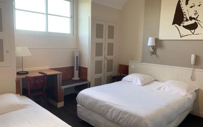 Chambre Triple Standard sans Ascenseur - 3e u00c9tage - 12u00a0mu00b2 Chambre Triple Standard sans Ascenseur - 3e u00c9tage - 12u00a0mu00b2