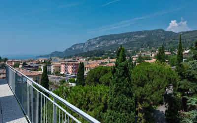 Camera Matrimoniale Superior con Vista Lago Parziale