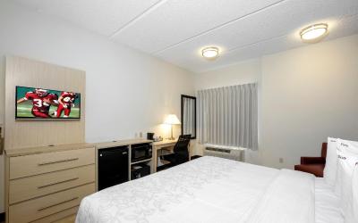 Deluxe King Room Disability Access Roll-ln Shower Smoke Free