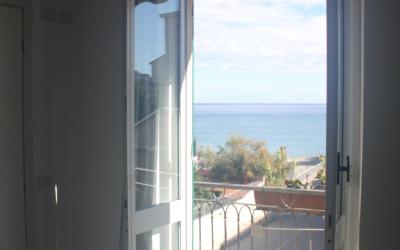 Camera Matrimoniale con Balcone e Vista Mare