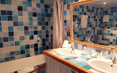 Chambre Familiale avec Terrasse - Vue sur Parc et Piscine