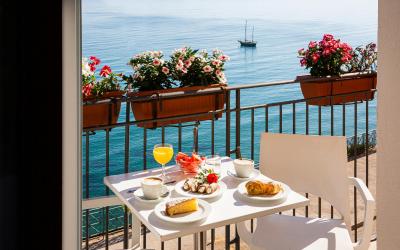 Camera Quadrupla con Balcone e Vista Mare