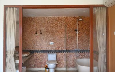 Junior Suite dengan Balkon dan Pemandangan Sawah
