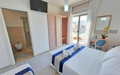 Camera Tripla con Vista Mare Parziale 