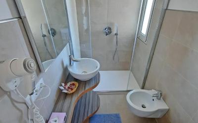 Camera Matrimoniale con Vista Mare Parziale