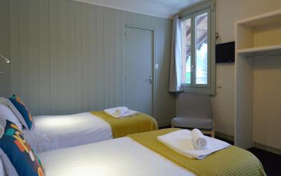 Chambre Lits Jumeaux avec Salle de Bains Commune Chambre Lits Jumeaux avec Salle de Bains Commune