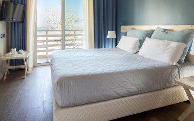 Camera Matrimoniale con Balcone e Vista Mare