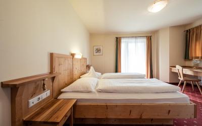 Camera Matrimoniale con Balcone e Vista Montagna 