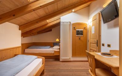 Camera Piccola Doppia con Letti Singoli