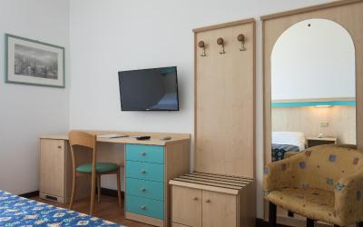 Camera Tripla con Balcone e Vista Mare Laterale