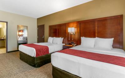 Queen Suite with Two Queen Beds and Accessible Tub - Accessible/Non-Smoking