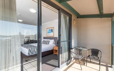Studio Lakeview Room