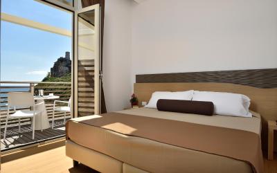 Camera Matrimoniale con Balcone e Vista Mare