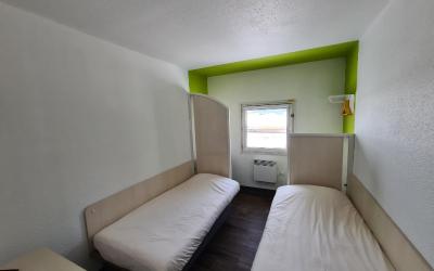 Chambre Lits Jumeaux avec Salle de Bains Commune