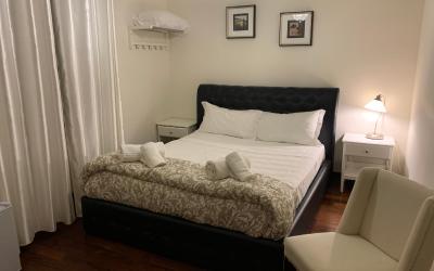 Camera Matrimoniale con Bagno in Comune 