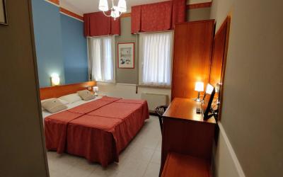 Piccola Camera Matrimoniale/Doppia con Letti Singoli