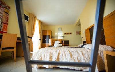 Camera Familiare con Vista Piscina