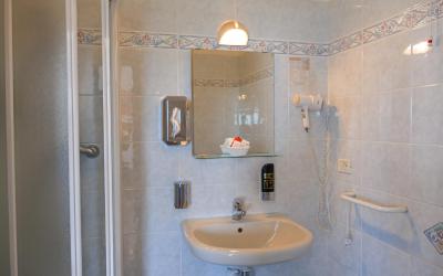 Camera Standard Matrimoniale/Doppia con Letti Singoli con Vista Lago