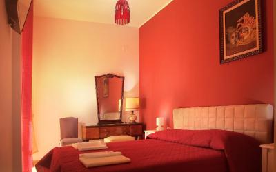 Camera Matrimoniale con Bagno Privato e Balcone