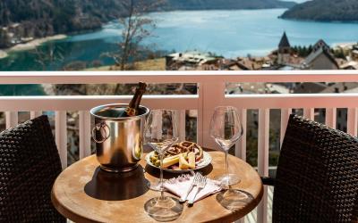 Camera Matrimoniale con Balcone e Vista Lago