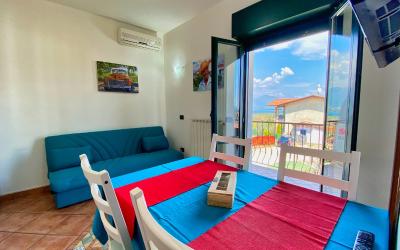 Appartamento con Balcone e Vista Lago - Lato Strada