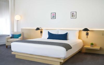 Deluxe King Room with Roll-In Shower - Disability Access