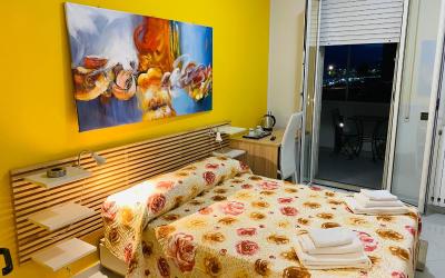 Camera Matrimoniale con Bagno Privato Esterno e Vista Mare