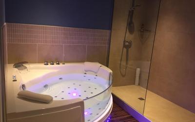 Suite Spa Bath and Sauna