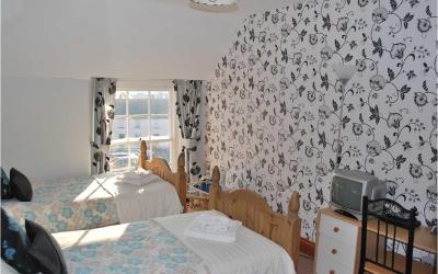 Twin Room with Private Bathroom