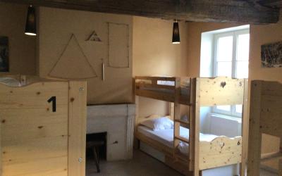 Lit Superposu00e9 dans Dortoir Mixte Lit Superposu00e9 dans Dortoir Mixte