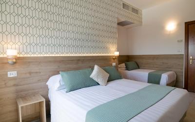 Camera Tripla Superior