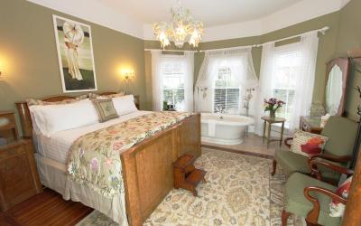 King Room with Bay Window - Caroline