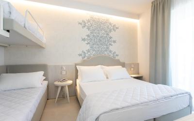 Camera Quadrupla Superior con Vista Mare Laterale