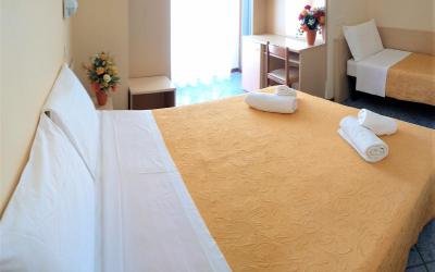 Camera Tripla Classic