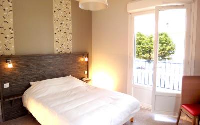 Chambre Double avec Salle de Bains Privative et Toilettes Communes Chambre Double avec Salle de Bains Privative et Toilettes Communes