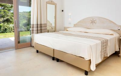 Camera Matrimoniale con Vista Giardino