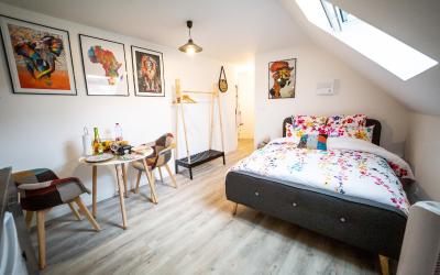 Studio Lit Queen-Size  Studio Lit Queen-Size