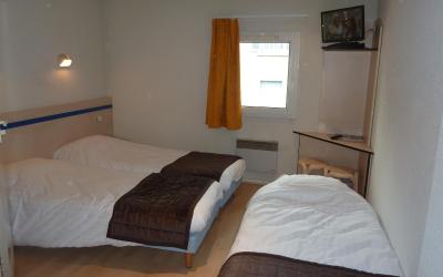 Chambre Triple (2 Adultes & 1 Enfant)