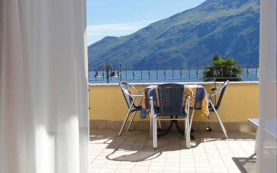 Camera Matrimoniale Comfort Plus con Terrazza e Vista Lago