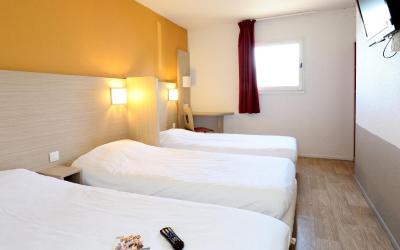 Chambre Quadruple (4 Lits Simples) Chambre Quadruple (4 Lits Simples)