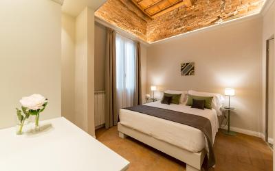 Camera Matrimoniale Superior con Vista Cortile Interno