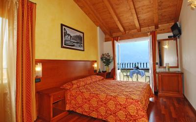 Camera Superior Matrimoniale/Doppia con Letti Singoli con Balcone con Vista Lago