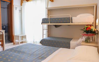 Camera Quadrupla Economy