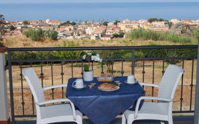 Camera Matrimoniale con Balcone e Vista Mare