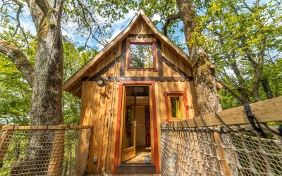 Cabane dans les Arbres en Bois avec Baignoire Spa Cabane dans les Arbres en Bois avec Baignoire Spa