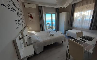 Camera Tripla Standard con Balcone e Vista Mare