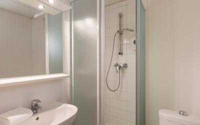 Chambre Quadruple avec 1 Lit Double, 2 Lits Simples et Salle de Bains 