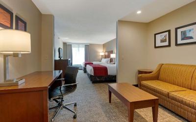Queen Suite with Two Queen Beds - Non-Smoking/SofaBed