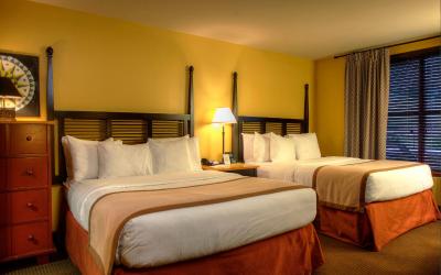 Deluxe Double Queen Suite